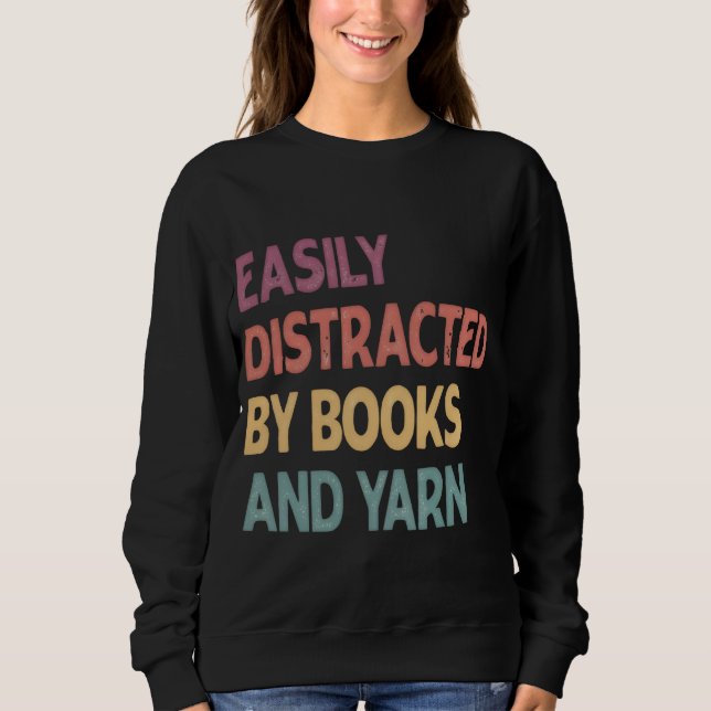 Sweatshirt Easily Distracted By Books and Yarn Shirt – Funny  (Devant)