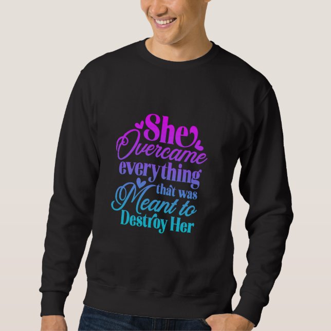 Sweatshirt Elle a surmonté tout ce qui était censé détruire (Devant)