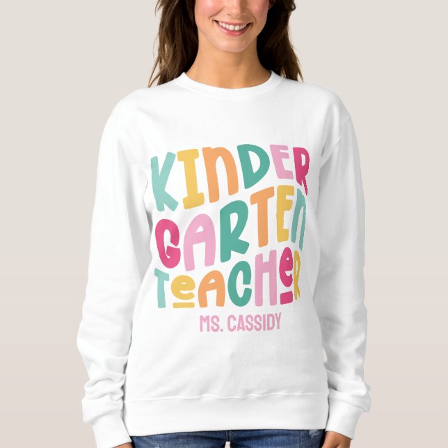 Sweatshirt Enseignant de jardin d'enfants Texte coloré (Devant)