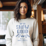 Sweatshirt Équipage de ski amusant<br><div class="desc">Un sweatshirt de ski amusant avec un dessin de montagnes d'hiver,  d'arbres,  d'un skieur,  le dicton humoristique "jusqu'à la neige bien",  et un modèle texte facile à personnaliser.</div>