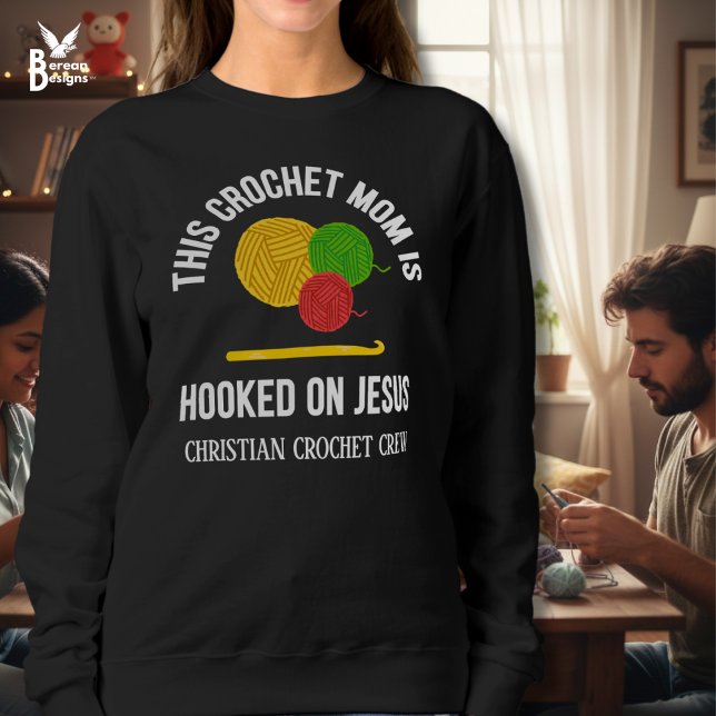 Sweatshirt Équipe de crochet maman accrochée à Jésus Crew de  (CROCHET MOM HOOKED ON JESUS Sweatshirt with customizable text. Great gift for Christian moms.)