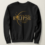 Sweatshirt État personnalisé moderne 2024 Texas Total Solar E<br><div class="desc">Voici notre t-shirt moderne Black & Gold 2024 Texas Total Solar Eclipse Custom T-Shirt, une pièce élégante et commémorative pour cet événement céleste rare. cette chemise capture l'élégance et l'excitation de l'éclipse solaire totale. Avec l'année 2024 courageusement affichée, ainsi que l'emplacement du Texas, il sert de garde intemporelle de ce...</div>