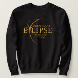 Sweatshirt État personnalisé moderne 2024 Texas Total Solar E<br><div class="desc">Voici notre t-shirt moderne Black & Gold 2024 Texas Total Solar Eclipse Custom T-Shirt, une pièce élégante et commémorative pour cet événement céleste rare. cette chemise capture l'élégance et l'excitation de l'éclipse solaire totale. Avec l'année 2024 courageusement affichée, ainsi que l'emplacement du Texas, il sert de garde intemporelle de ce...</div>