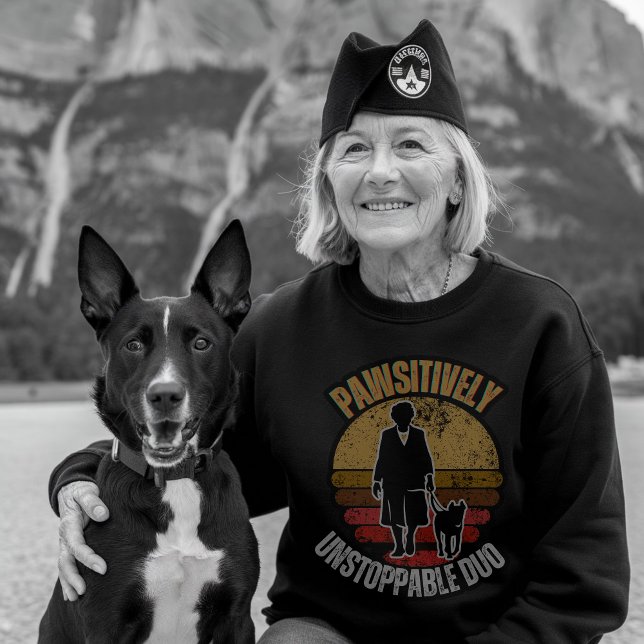 Sweatshirt Femme vétéran et son chien : Pawsitly Unstoppable (Créateur téléchargé)