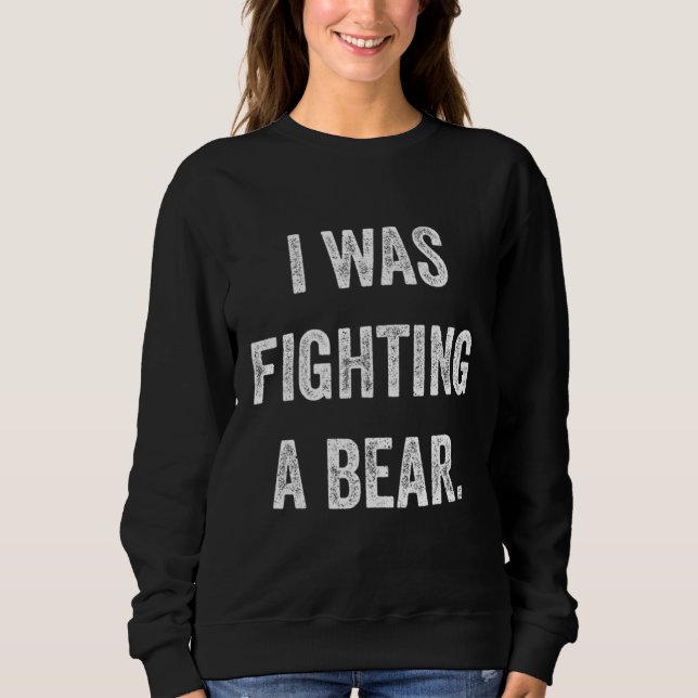 Sweatshirt Funny Injury Get Well Gift - I was fighting a bear (Devant)