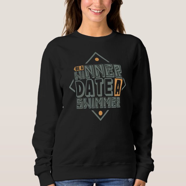 Sweatshirt Gagnant Date Un Survivant De L'Équipe De Baignade  (Devant)