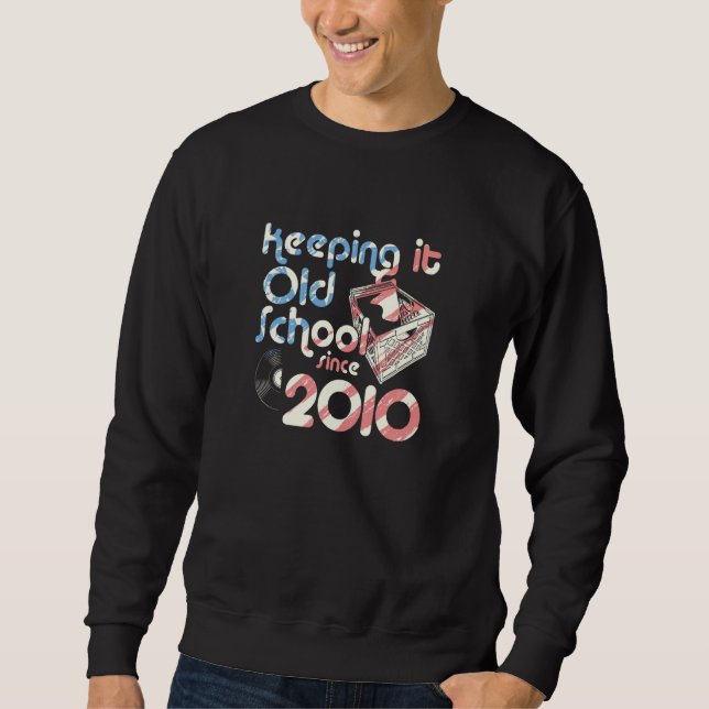 Sweatshirt Gardant l'esprit rétro depuis 2010 Caisse d'année  (Devant)