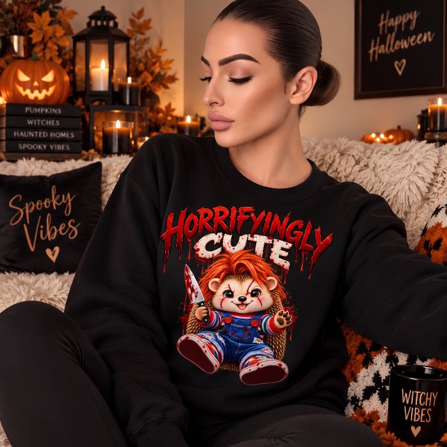 Sweatshirt Hérisson d'Halloween affreusement mignon (Horrifyingly Cute in black 🖤 A cosy, spooky-season look featuring our statement hedgehog sweatshirt)