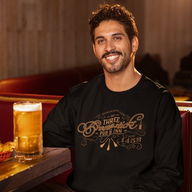 Sweatshirt HOGSMEADE™ THE TROIS BROOMSTICKS™ Pub & Inn (Person wearing sweatshirt)