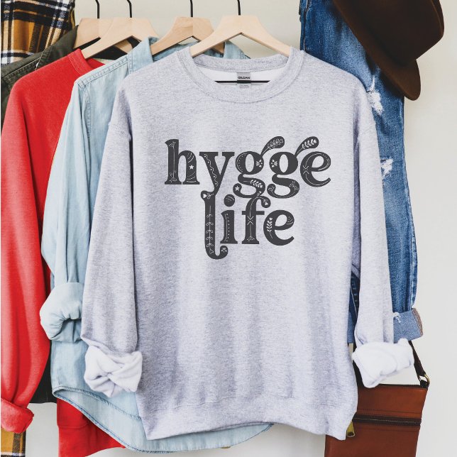 Sweatshirt Hygge Life Cosy Danois Citation Typographie Nordiq (Hygge Life gray holiday Sweatshirt, Danish quote, cozy, minimalist, typography, Nordic, Scandinavian)
