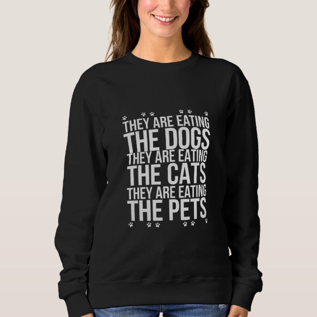 Sweatshirt Ils mangent les chiens les chats les animaux de co (Devant)