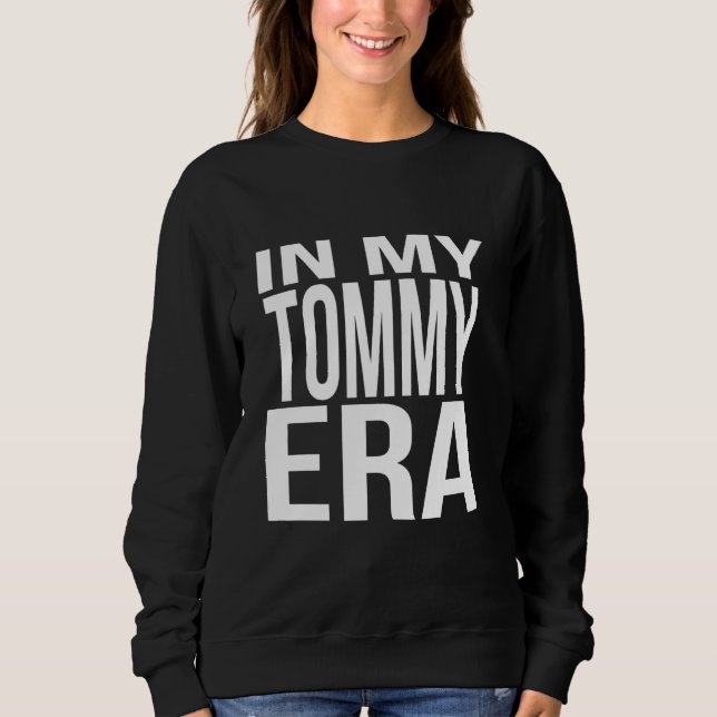 Sweatshirt In My Tommy Era Family Reunion Squad First Last Na (Devant)