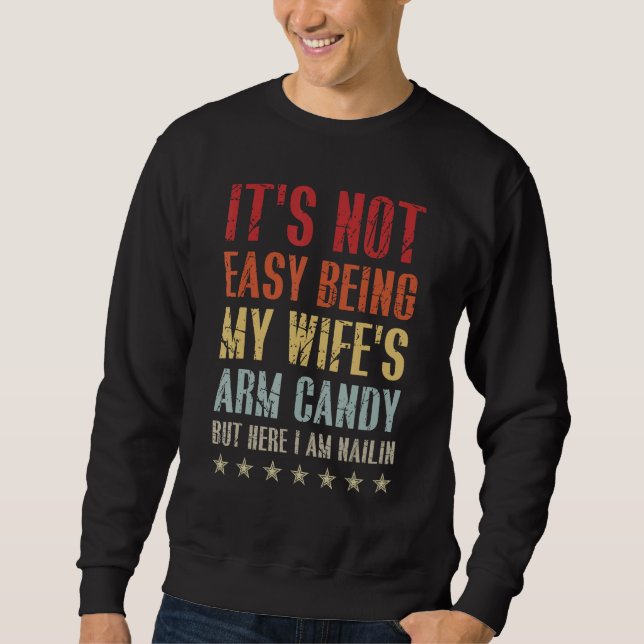 Sweatshirt It s Not Easy Being My Wife s Arm Candy but Here I (Devant)