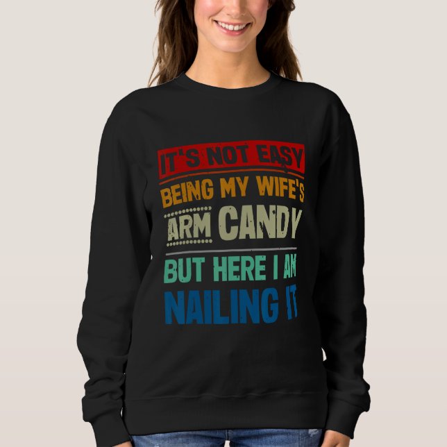 Sweatshirt It s Not Easy Being My Wife s Arm Candy Here I Am  (Devant)