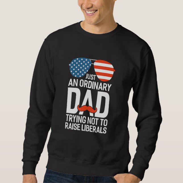 Sweatshirt Juste Un Père Ordinaire Essayant De Ne Pas Élever  (Devant)