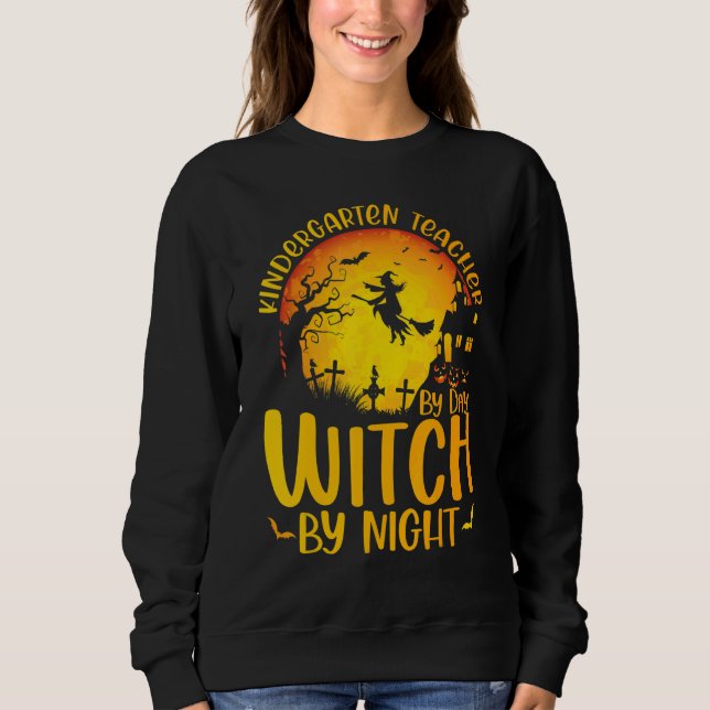 Sweatshirt Kindergarten Teacher By Day Witch By Night Hallowe (Devant)