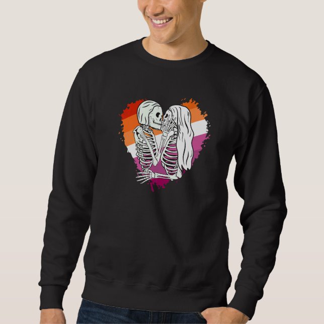 Sweatshirt LGBTQ Pride flag skeletons kissing a Lesbian skele (Devant)