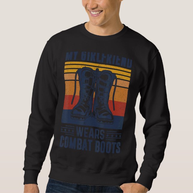 Sweatshirt Ma copine Porte Des Bottes De Combat Style Rétro (Devant)