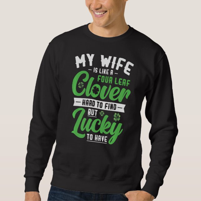 Sweatshirt Ma femme est comme un jour de St Patrick à quatre  (Devant)