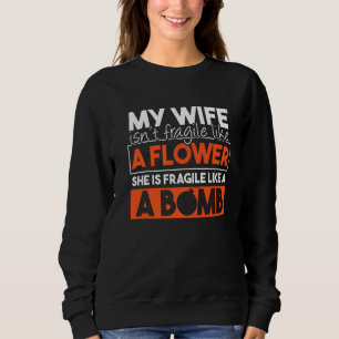 Sweatshirt Ma femme n'est pas fragile comme une fleur elle es