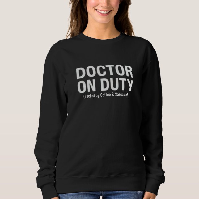Sweatshirt Médecin de garde - Alimenté par le café et le sarc (Devant)