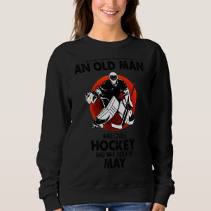 Sweatshirt Ne Sous-Estimez Jamais Un Vieux Homme Qui Aime Le