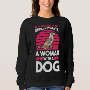 Sweatshirt Ne Sous-Estimez Jamais Une Femme Avec Un Chien