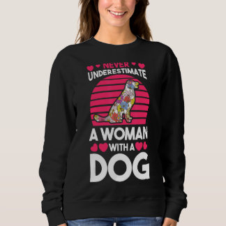 Sweatshirt Ne Sous-Estimez Jamais Une Femme Avec Un Chien