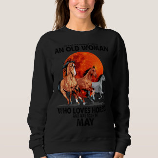 Sweatshirt Ne Sous-Estimez Jamais Une Vieille Femme Peut Et C