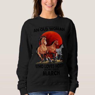 Sweatshirt Ne Sous-Estimez Jamais Une Vieille Femme Qui Aime
