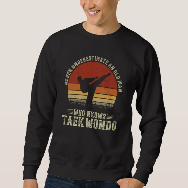 Sweatshirt Never Underestimate An Old Man Who Knows Taekwondo (Devant)