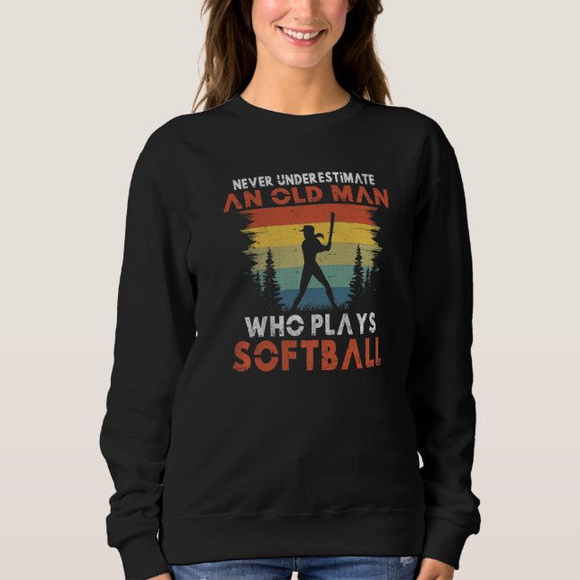 Sweatshirt Never underestimate an old Man who plays Softball  (Devant)