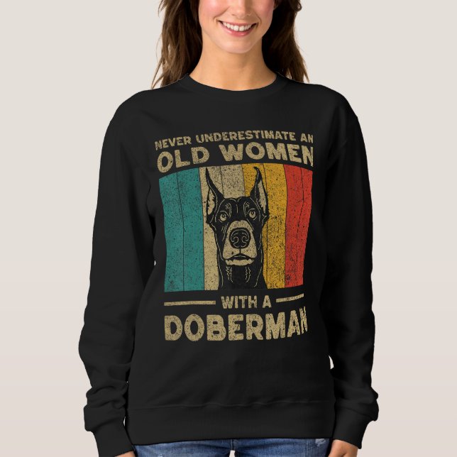 Sweatshirt Never Underestimate An Old Women With A Doberman P (Devant)