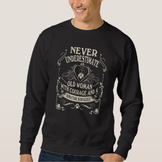 Sweatshirt Never Underestimate Old Woman Courage & Miniature 