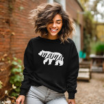 Sweatshirt Ours noir et blanc<br><div class="desc">Vêtements imprimés sur mesure avec graphisme tendance Mama Bear. Visitez notre magasin pour trouver le design correspondant à Baby Bear. Utilisez les outils de conception pour personnaliser le design avec vos propres couleurs, texte et images. Vous aurez le choix entre un large éventail de t-shirts pour femmes et enfants, de...</div>