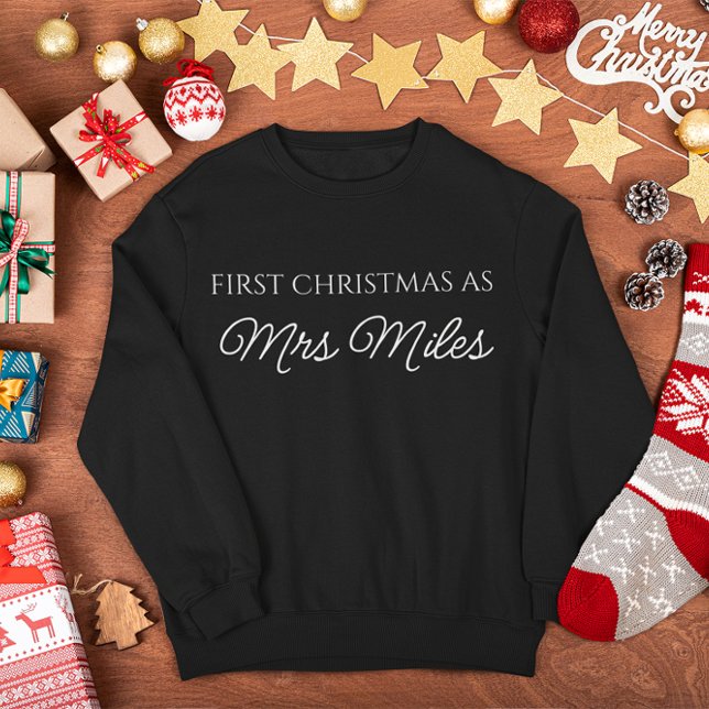 Sweatshirt Personnalisé 'Premier Noël en tant que Madame' Nom (Personalized 'First Christmas as a Mrs.' Surname Sweatshirt)