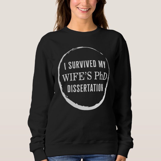 Sweatshirt PHD I Survived My Wifes PhD Dissertation Doctorate (Devant)