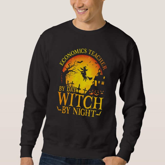 Sweatshirt Professeur d'économie pour hommes le jour, sorcièr (Devant)