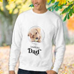 Sweatshirt Retro Chien DAD Personnalisé Chien Chien Photo Ani<br><div class="desc">Chien papa ... Surprenez votre chien préféré papa cette Fête des pères, Noël ou son anniversaire avec ce super mignon t-shirt photo de animal de compagnie personnalisé. Customisez cette chemise de papa chien avec les photos préférées de votre chien, et le nom. Cette chemise de papa chien est un must...</div>