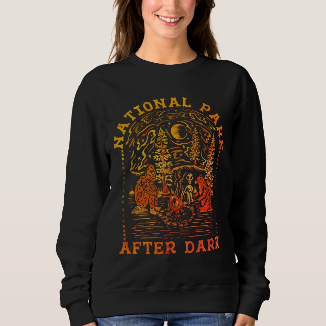 Sweatshirt Scène de feu de camp rétro avec Bigfoot, alien et  (Devant)