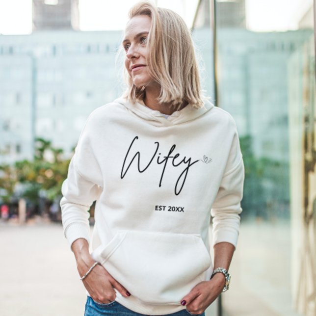 Sweatshirt Simple minimum personnalisé Wifey Script Est année (Créateur téléchargé)