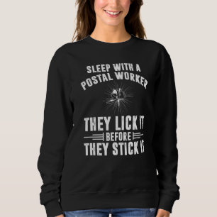 Sweatshirt Sommeil Avec Un Employé De La Poste Transporteur D