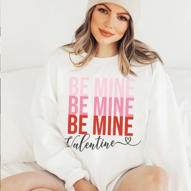 Sweatshirt Soyez la Saint Valentin rose et la Saint Valentin  (Cute modern pink and red stacked ME MINE Valentine heart typography Valentine's Day White Sweatshirt)