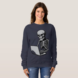 Sweatshirt Squelette travaillant dur sur un ordinateur portab