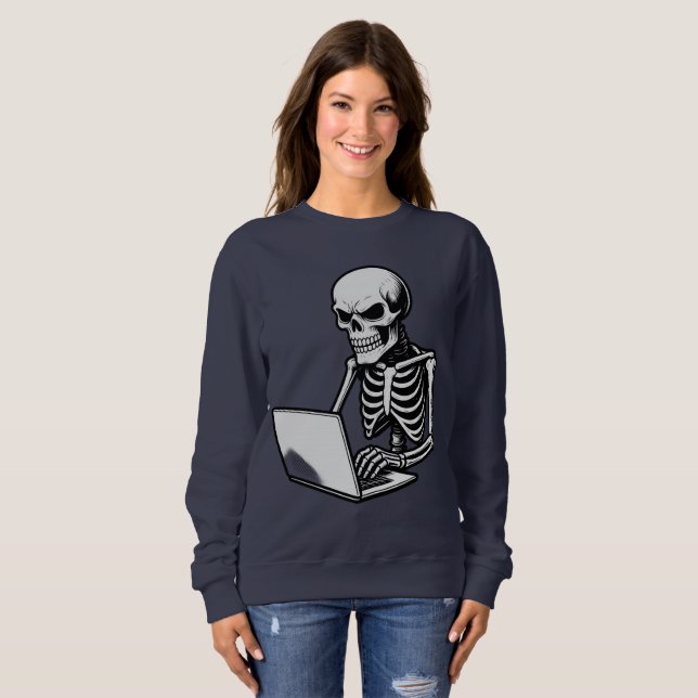 Sweatshirt Squelette travaillant dur sur un ordinateur portab (Devant entier)