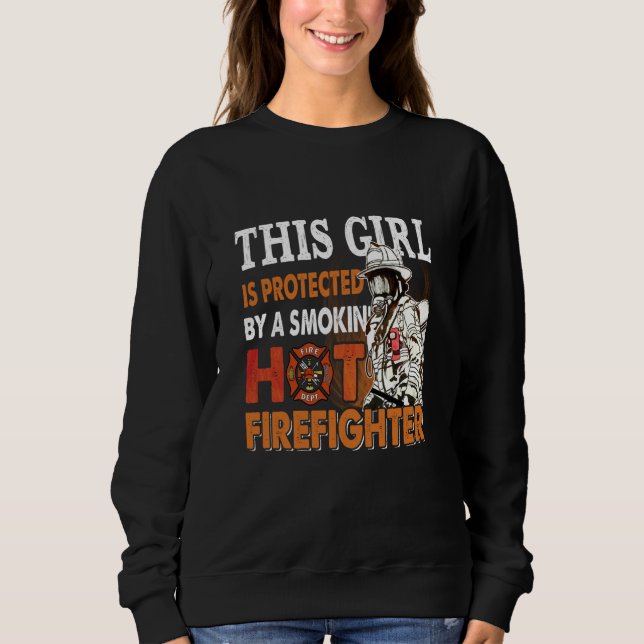 Sweatshirt This Girl Is Protected By A Smokin' Hot Firefighte (Devant)