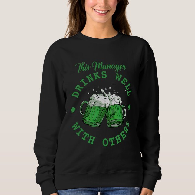Sweatshirt This Manager Drinks Well With Others St Patrick's  (Devant)