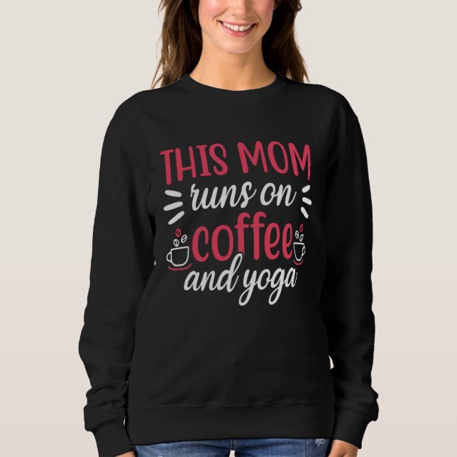 Sweatshirt This Mom Runs On Coffee And Yoga Yogi Gym Workout  (Devant)