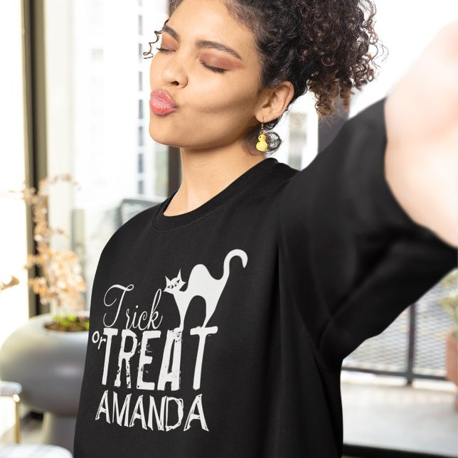 Sweatshirt Tic d'Halloween ou typographie de traitement (Trick or treat custom black Halloween Sweatshirt.)