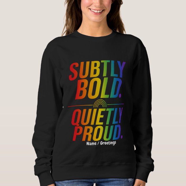 Sweatshirt Typographie Arc-en-Ciel Subtilement Gras Fièrement (Devant)